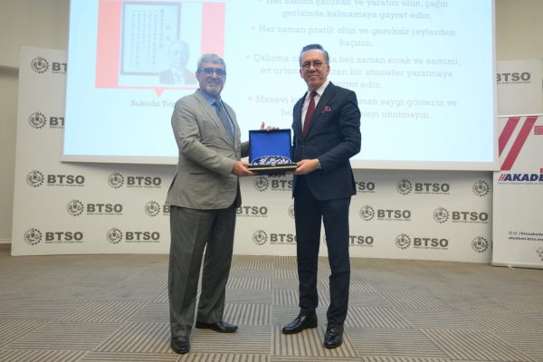 Bursa MEM İş'in Yalın Hali toplantısında BTSO adına katılan MARSİFED Başkanı Osman Akın'dan plaket alımı 03.06.26